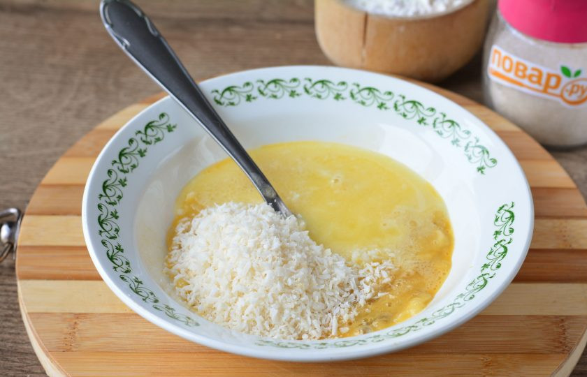 1. Этап. Бананово-кокосовый пирог: Влейте растопленное остывшее сливочное масло, всыпьте кокосовую стружку.