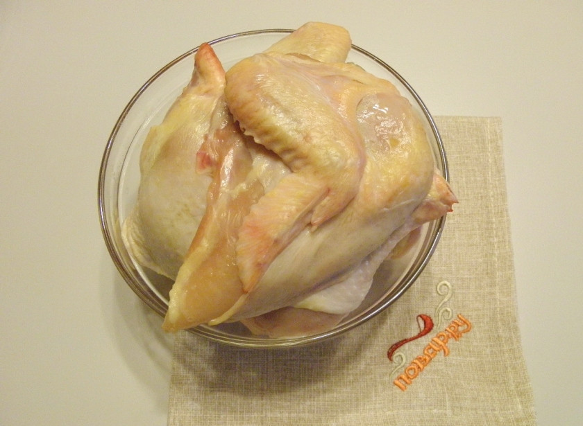 1. Этап. Студень из курицы: Тем временем вымойте тщательно мясо, удалите остатки перьев, если таковые имеются.