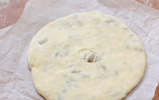 1. Этап. Осетинский пирог с грибами и сыром: 4. Из каждого куска теста раскатываем пласт, помещаем по центру начинку, и залепливаем края. Получится что-то вроде вареника-гиганта. Скалкой аккуратно превращаем его в лепешку, не забыв сделать дырку для пара сверху.