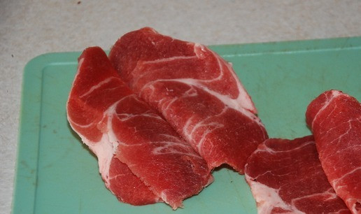 1. Этап. Отбивные с сырной начинкой: Смазать сковородку маслом и поставить ее на огонь. Нужен кусок мяса с ровным срезом. Нарезать мясо поперек волокон ровным тонким слайсом шириной не более 0,5 см. Разрезать нужно не до конца. Оставить внизу около 1 см край. Следующий разрез слайсом шириной не более 0,5 см разрезать до конца. У нас должен получиться кусок в виде открытой книжки. Листы книжки отбить. Книжку закрыть и отбить с обоих сторон корешок нашей книжки. Готовить проще, чем писать.