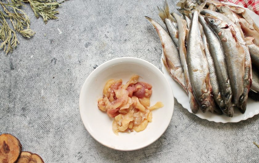 1. Этап. Соленая икра корюшки: Аккуратно вскройте каждую рыбку, стараясь не повредить внутренности, и достаньте икру. Икра находится в пленке, поэтому легко извлекается. Протрите частями икру через мелкое сито в миску, каждый раз убирая пленки из сита.