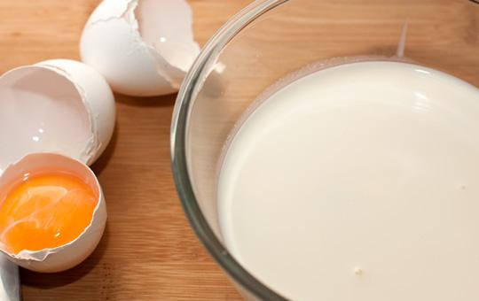 1. Этап. Лосось в сливочном соусе: Сливки смешиваем с яичными желтками.