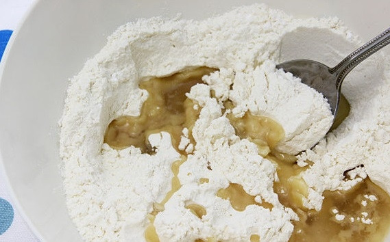 1. Этап. Пирожки с сыром Фета: 2. Помешивая, добавьте подсолнечное масло.