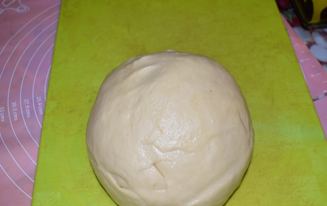 1. Stage. State Standard Achma: Then the dough should be forcefully beaten 25-30 times. I tried this trick for the first time, the dough became much more elastic. Divide the finished dough into 9 pieces, two of which should be 1/2 the size of the others. The recipe says 