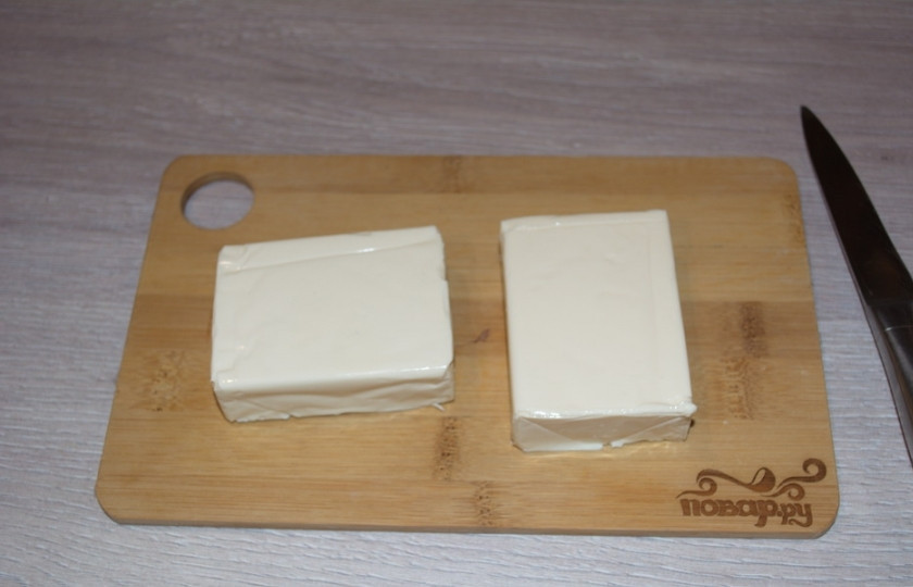1. Этап. Палочки из лаваша с начинкой: Два брусочка плавленого сырка нарезаем на небольшие полоски.