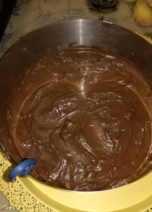 1. Stage. Cake Andalusia: At the bottom of the cake tin, put the chocolate cream, the cake, the orange cream. Pour the remaining chocolate cream ganache, which must first be heated in the microwave.