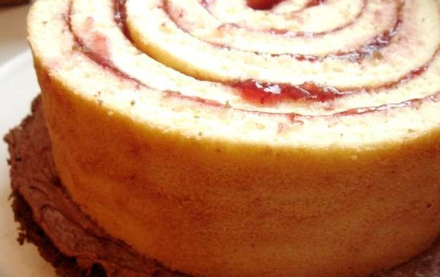 1. Этап. Торт марика: Сверху поставьте рулет. Если он меньше коржей, то коржи стоит подравнять под рулет.