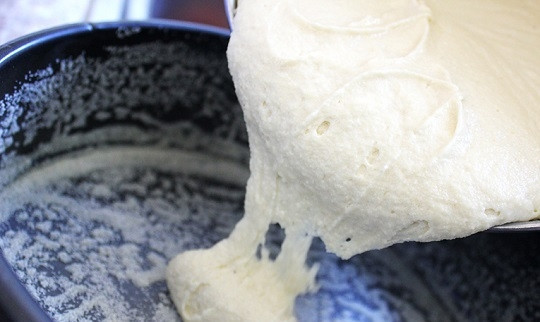 1. Этап. Манник классический: 4. Когда тесто будет готово, выложите его в жаропрочную форму, смазанную маслом, и отправьте в духовку.