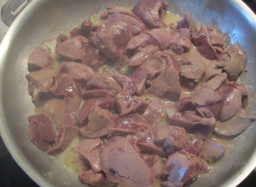 1. Этап. Печеночный паштет домашний: 3. Отдельно обжариваем печень, солим и приправляем ее по вкусу.