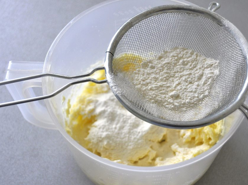 1. Этап. Печенье Взлетное: Просейте муку.