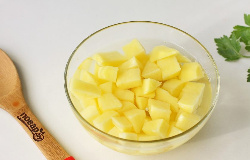 1. Этап. Борщ для диабетиков: Картофель — самый высокоуглеводный продукт. Чтобы снизить его крахмальность, нарежьте картофель кубиками и замочите на ночь в холодной воде, поместив емкость в холодильник. Утром картофель промойте под проточной водой, большая часть крахмала уйдет вместе с ней.