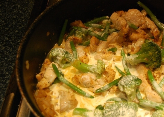 1. Этап. Куриная грудка с брокколи в сливочном соусе: Когда овощи и мясо будут полностью готовы, вы можете посыпать их сушеным или свежим орегано. Также можно присыпать блюдо тертым сыром, что придаст ему новый вкусовой оттенок.