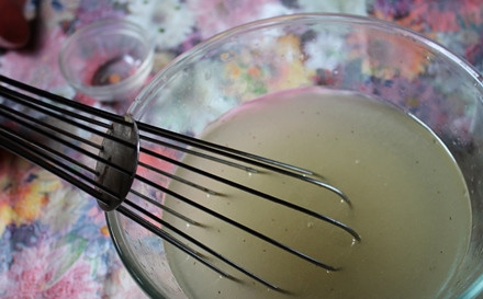 1. Этап. Торт на день рождения девочке 8 лет: 2. Сахар, воду и растительное масло смешаем до однородности. Если сахар не хочет таять, можно смесь немного подогреть.