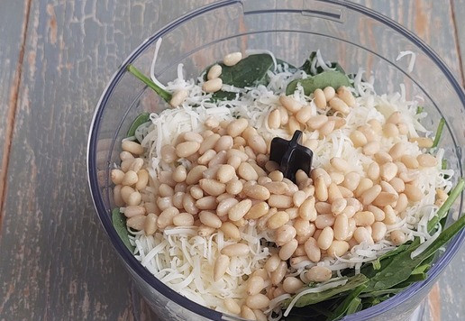 1. Этап. Булочки, запеченные со шпинатом и сыром: Добавить кедровые орешки.