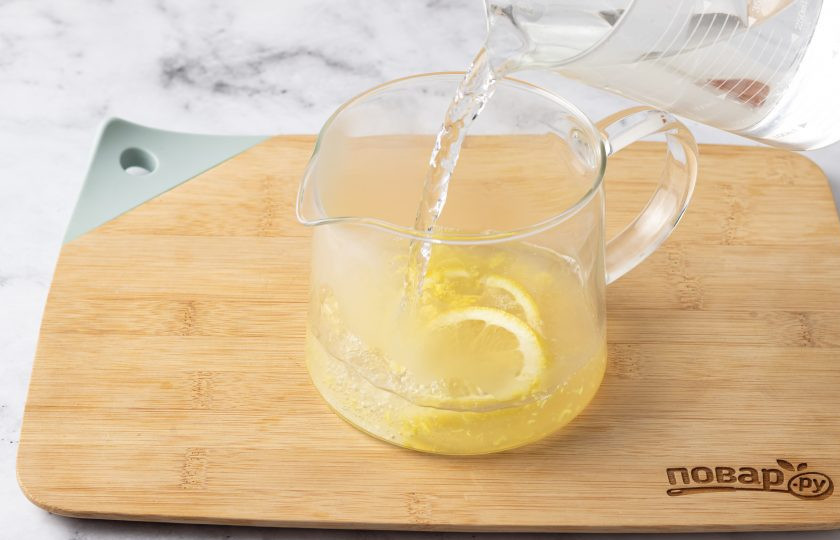 1. Этап. Чай с имбирем и медом для похудения: Влейте горячую воду. Дайте настояться 15 минут.