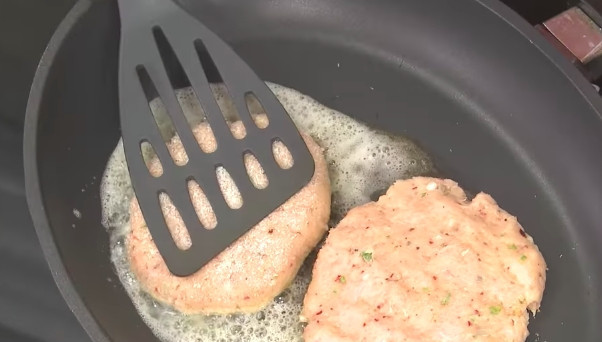 1. Этап. Котлеты из Макдональдса: Вымешайте все тщательно и сформируйте крупные плотные котлетки, обваляйте их в сухарях и отправляйте жариться на растопленном масле.