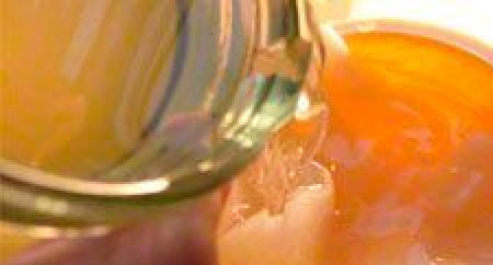 1. Этап. Медовуха без дрожжей: Через марлю или сито процедите напиток в бутылку.