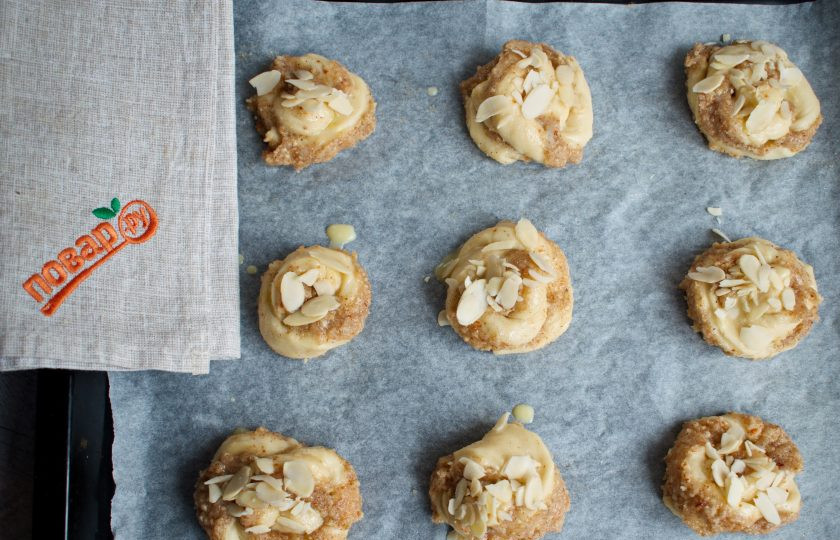 1. Этап. Плюшки с миндалем: Затем улиткой. Выкладывайте заготовки на пергамент, смазанный сливочным маслом. Яйцо и молоко размешайте до однородности, смажьте смесью заготовки. Сверху посыпьте миндальными лепестками. Поставьте запекаться в разогретую до 180 градусов духовку на 15-20 минут.