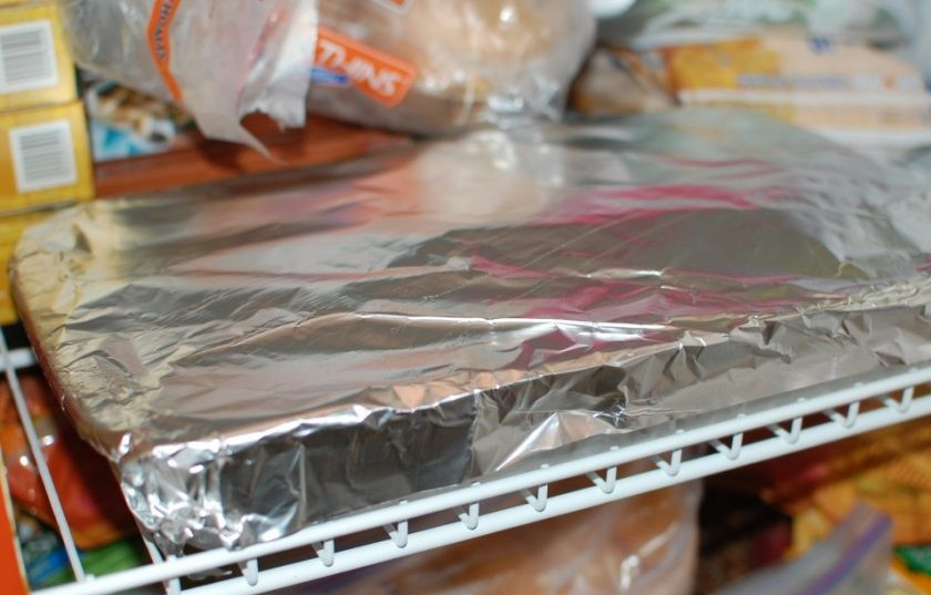 1. Этап. Банановый пирог с глазурью: 8. После окончания выпечки остудите пирог в форме, затем накройте его фольгой и отправьте в морозильную камеру на 1 час.