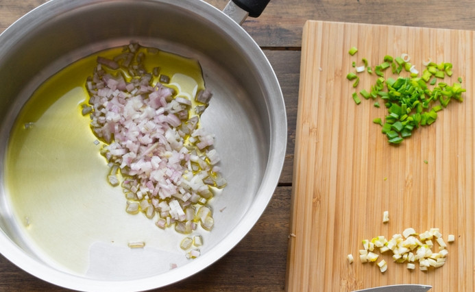 1. Этап. Теплый салат со спаржей: В оливковом масле обжариваем лук-шалот. Тем временем измельчаем чеснок и зеленый лук.