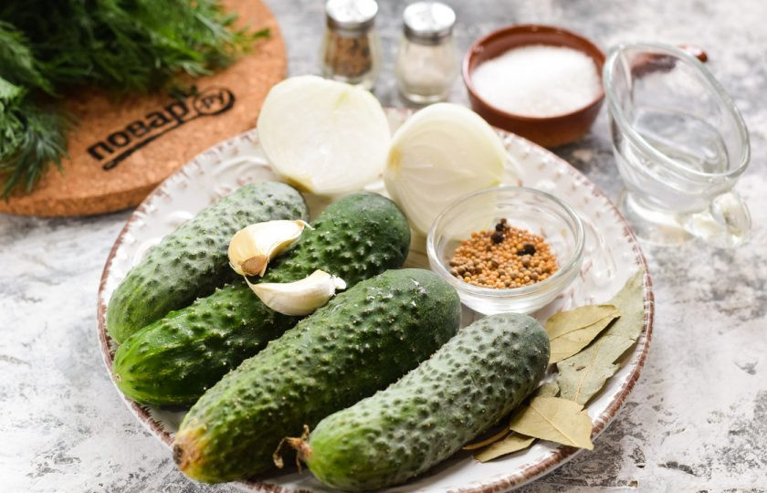 1. Этап. Огурчики по-болгарски на зиму: Подготовьте ингредиенты.