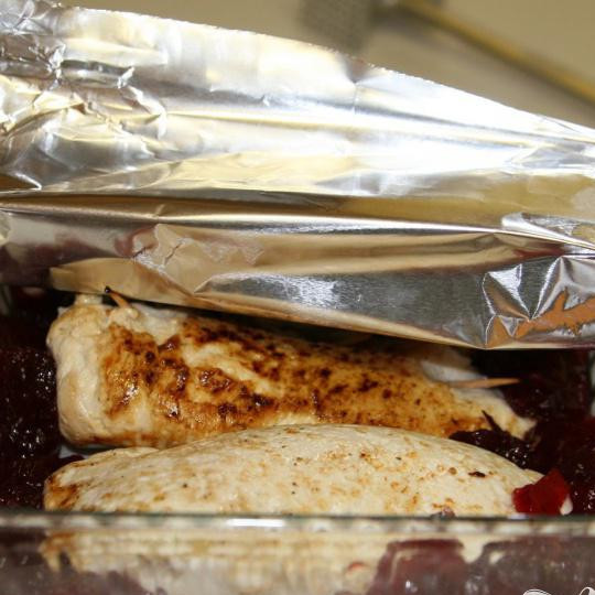 1. Этап. Фаршированная куриная грудинка: Обложить фольгой и запекать в течении 50 минут в духовке.