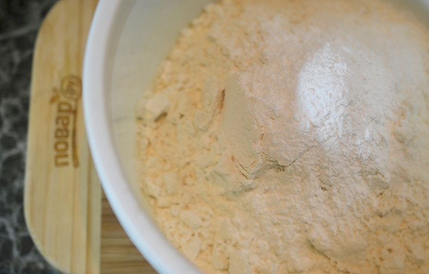 1. Этап. Магрибский грушевый пирог: 1. Муку просейте с разрыхлителем, добавьте сахар.