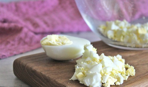 1. Этап. Закуска «Тайна»: Приготовить яичную начинку для закуски. Для этого яйца мелко порезать, сложить в чашку.