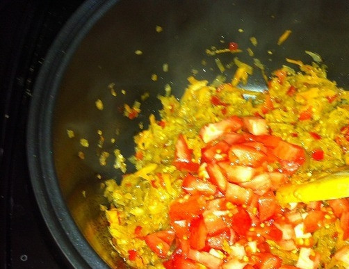 1. Этап. Баклажанная икра в мультиварке: Теперь настала очередь томатов. Если вы не хотите, чтобы в икре вам попадались шкурки от них, то перед тем, как добавить помидоры в мультиварку, снимите с них кожицу. Для этого обдайте овощи кипятком, тогда она будет отходить максимально легко. Нарежьте томаты кусочками и поместите в чашу мультиварки.