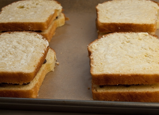 1. Этап. Шоколадный панини: 3. Закройте шоколад остальным хлебом.