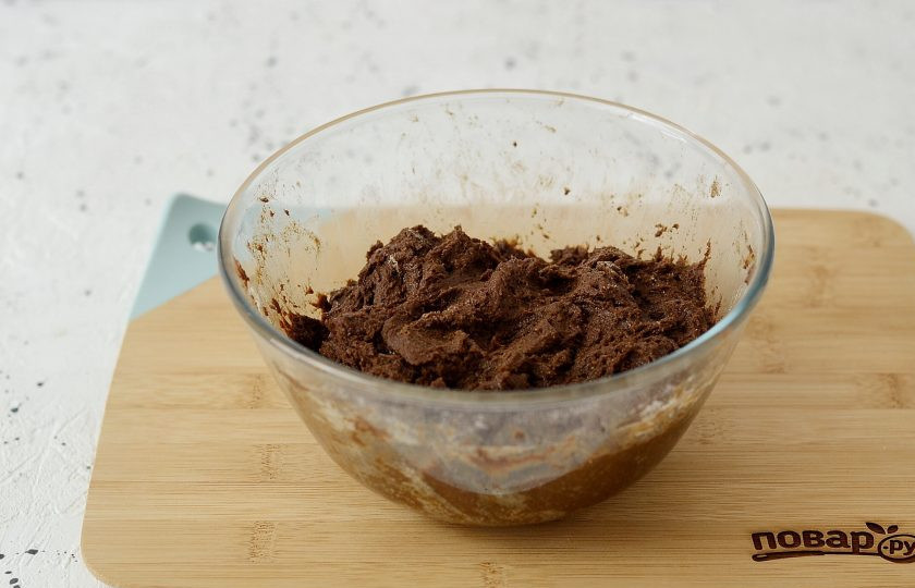 1. Этап. Брауни без глютена: Затем влейте туда же горячую воду, быстро размешайте и влейте получившуюся смесь в миску с сухими ингредиентами. Хорошо размешайте.