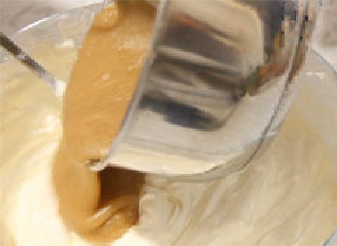 1. Этап. Чизкейк без выпечки без желатина: Когда молочная смесь закипит, смешиваем ее с творожной смесью.