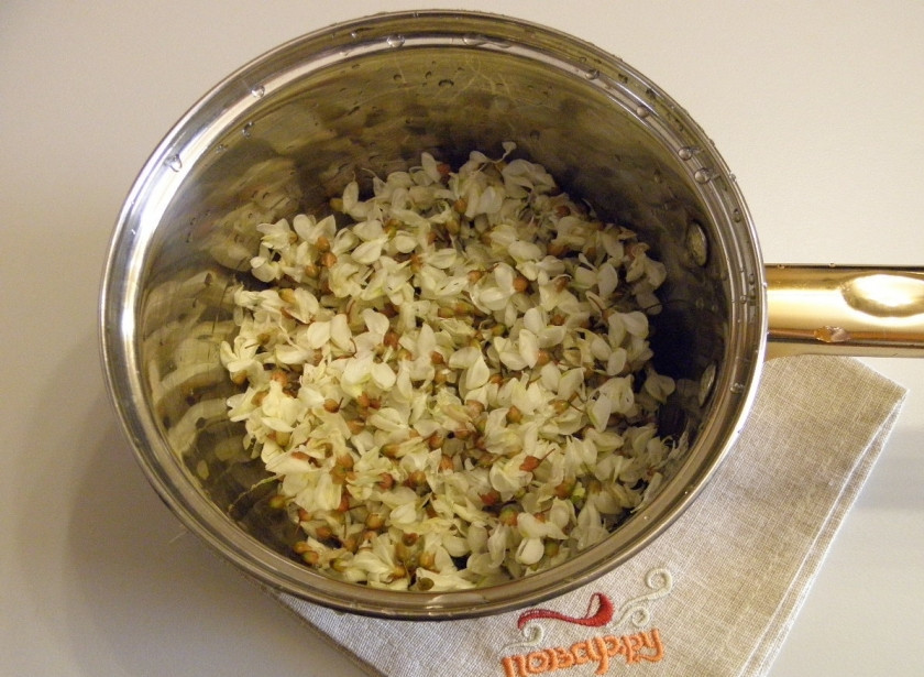 1. Этап. Варенье из акации: 1. Очищенные и промытые цветы поместите в кастрюлю, где будете варить варенье.