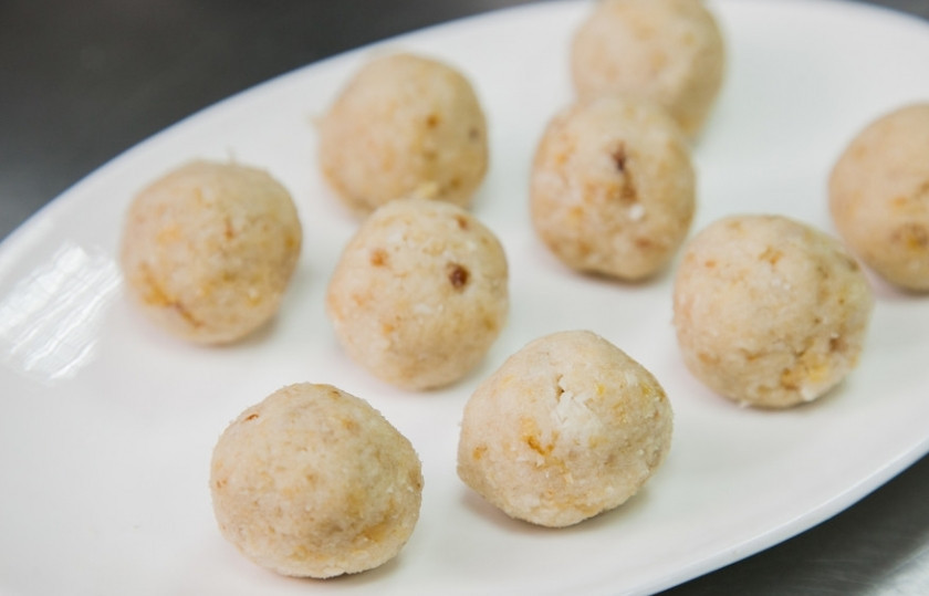 1. Этап. Домашние шарики Баунти (Bounty): Скатайте шарики, уберите их на 15 минут в холодильник.