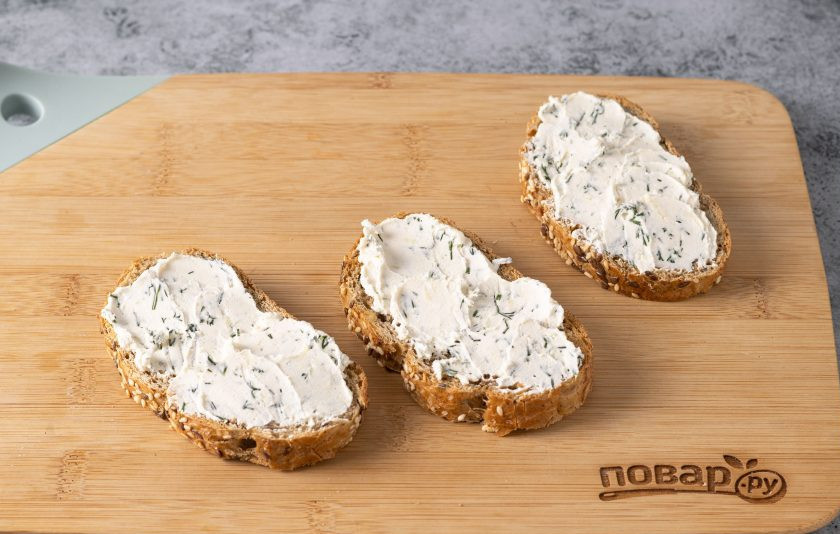 1. Этап. Быстрые бутерброды с авокадо: Намажьте хлеб творожным сыром.