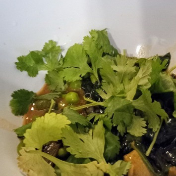 1. Этап. Салат с необычным соусом Зелёная богиня: Шпинатную смесь посыпать кинзой.. Подавать в неглубоких ёмкостях, можно как гарнир, можно в качестве основного блюда. Приятного аппетита.