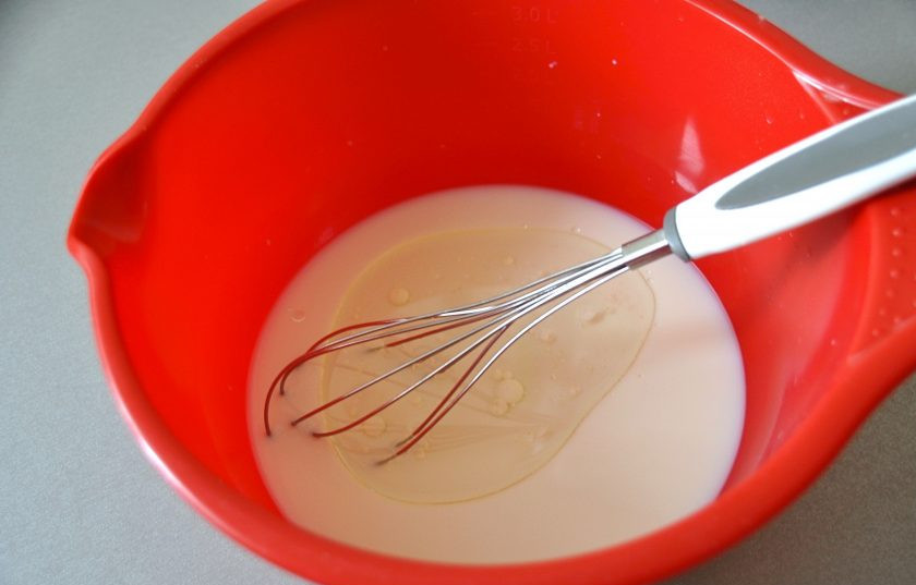 1. Этап. Кайнары: Смешайте теплую воду, молоко, сахарный песок, соль, влейте растительное масло, добавьте дрожжи. Перемешайте. Оставьте на 10 минут.