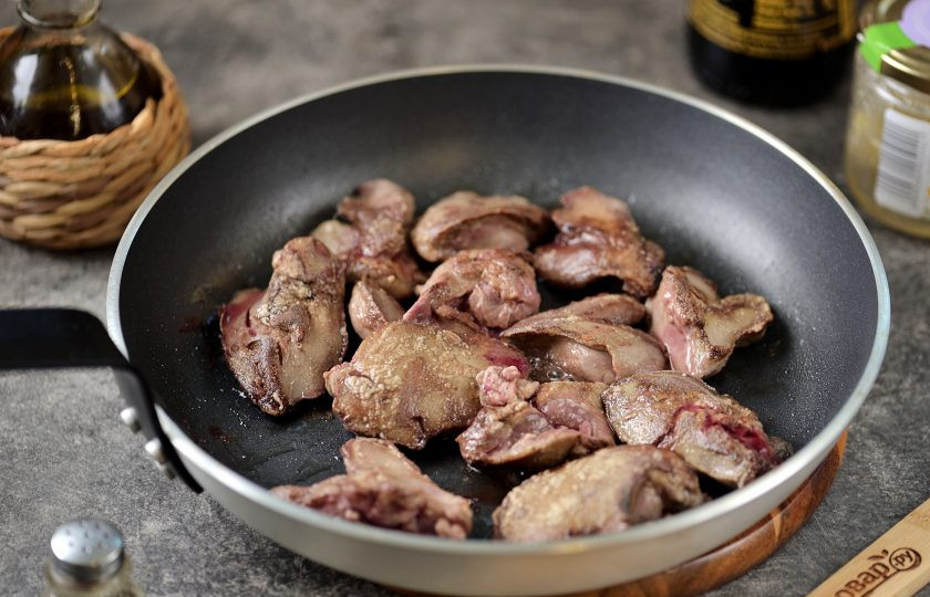 1. Этап. Куриная печень по-турецки: Обжарьте печень с обеих сторон до слегка румяной корочки, буквально по 30 секунд.