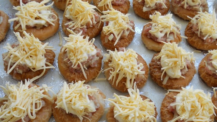 1. Этап. Закусочные бублики: Посыпьте тертым сыром. Отправьте в духовку, разогретую до 180 градусов, на 30 минут.