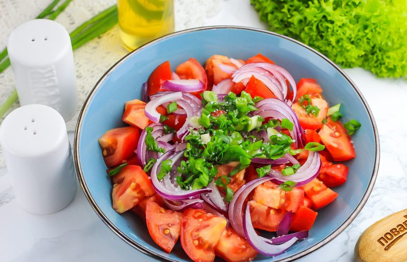 1. Этап. Салат из помидоров с соевым соусом: Измельчите зеленый лук и добавьте в емкость вместе с щепоткой соли, соевым соусом и растительным маслом.