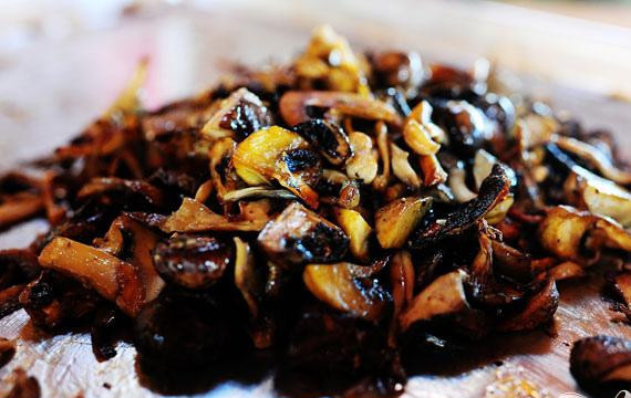 1. Этап. Ребрышки с вином и сливками: 5. Разогреть духовку до 200 градусов. Выложить грибы в один слой на противень. Полить оливковым маслом, посыпать солью и перцем. Запекать до золотистого цвета, около 15-20 минут.