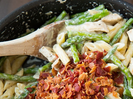 1. Этап. Пенне с курицей и спаржей: 2. Добавьте приготовленную курицу, спаржу, измельченный бекон (по желанию), все перемешайте.