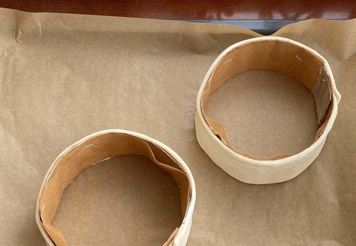 1. Этап. Салат Цезарь с индейкой: Слоеное тесто раскатать, разрезать на полосы, длиной, равной окружности колец-заготовок и шириной 6 см. Сформировать кольца, тесто смазать яйцом и посыпать кунжутом ( по желанию) Выпекать в разогретой до 170-180* духовке до румяного цвета. Я выпекала одновременно с мясом индейки.