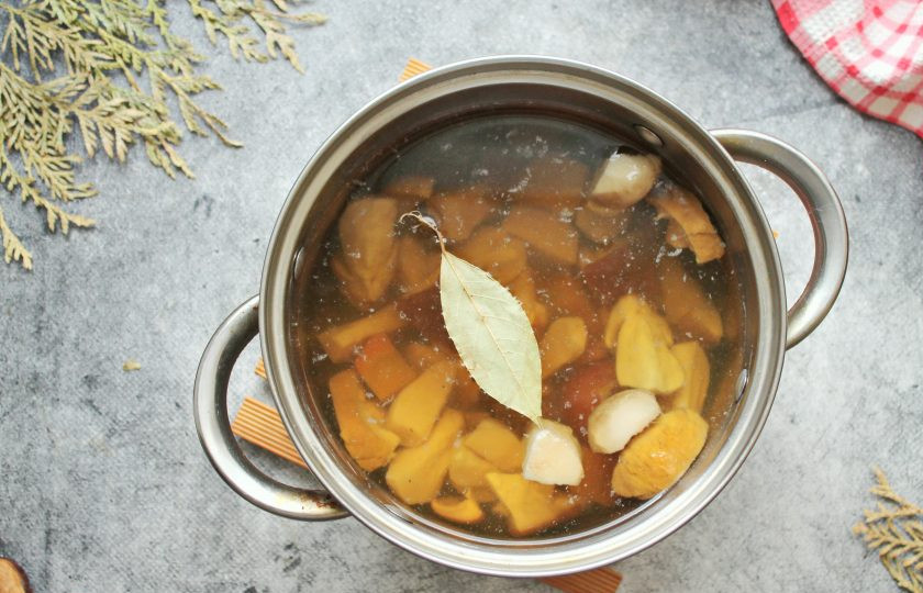 1. Этап. Грибной бульон: Влейте в кастрюлю воду и доведите до кипения на среднем огне. Убавьте огонь и варите бульон в течение одного часа, снимая пену. Все посолите, добавьте лавровый лист и варите еще 30 минут. Бульон снимите с огня, процедите и подавайте.