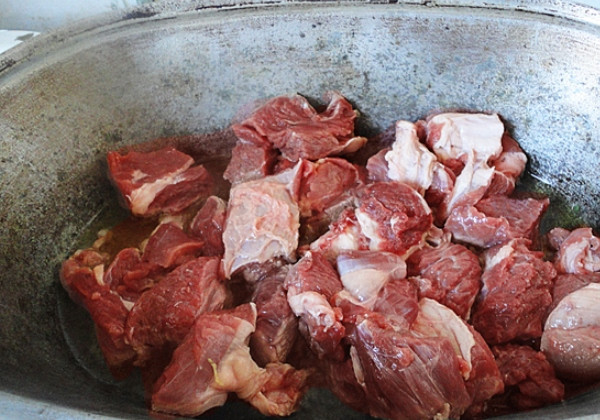 1. Этап. Баранина с тархуном: Мясо крупно нарежьте, половину выложите на дно жаровни.