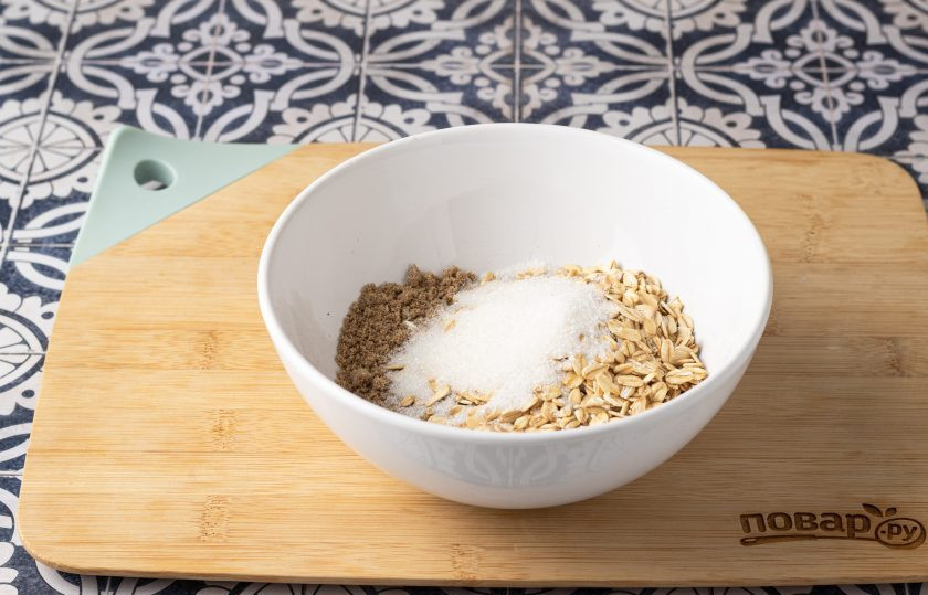 1. Этап. Овсяноблин без яиц и молока ПП: Пересыпьте в миску, добавьте овсяные хлопья, сахарозаменитель и щепотку соли.