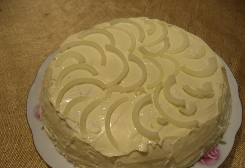 1. Этап. Салат Сама нежность: 7. Лук чищу и нарезаю полукольцами, выкладываю его поверх майонеза.