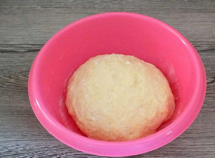 1. Этап. Дрожжевые булочки с какао: Подсыпая оставшуюся муку, замесите мягкое тесто, которое не липнет к рукам.