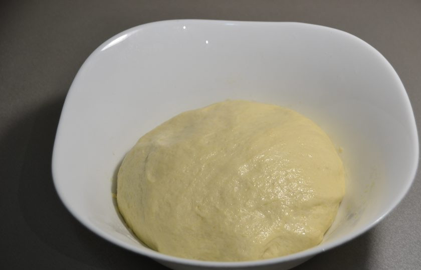 1. Этап. Пицца Примавера: Выбродившее тесто выглядит пышным и воздушным.