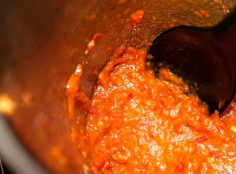 1. Этап. Соус Том ям: Обжариваем ломтики перчика в масле из-под чеснока до потемнения цвета. Затем достаем его и перекладываем в блендер. Туда же отправляем чеснок. Отрезаем от корня имбиря кусочек, очищаем его от кожуры и режем на кусочки. Кладем его в блендер. Все три ингредиента перемалываем до состояния пасты. Натираем на терке целый лимон, снимая только желтую кожуру. Отправляем в сковороду с маслом. Из лимона выдавливаем сок. Добавляем сок лимона и подсластитель в сковороду. Перекладываем пасту из блендера туда же, тушим все на медленном огне минут 10.